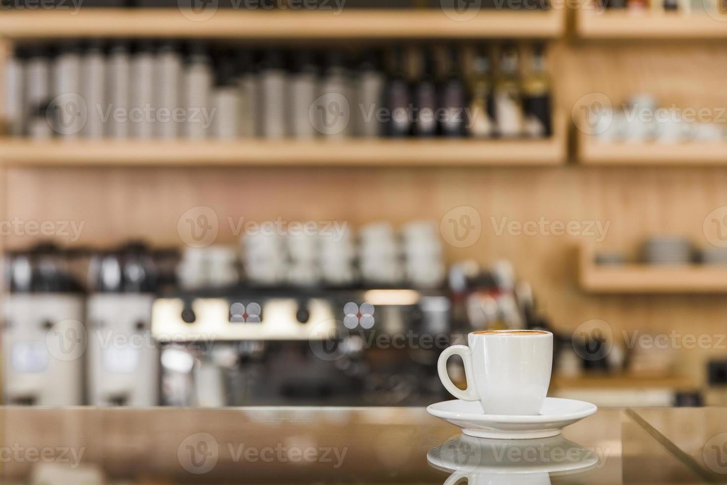Tasse frischen Espresso auf Glastheke mit unscharfem Hintergrund foto