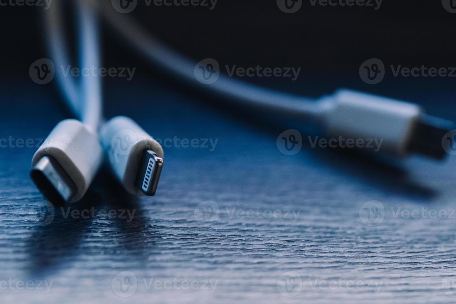 Ladegerät Kabel im Makro Stil von Mauer beim ein Cafe foto