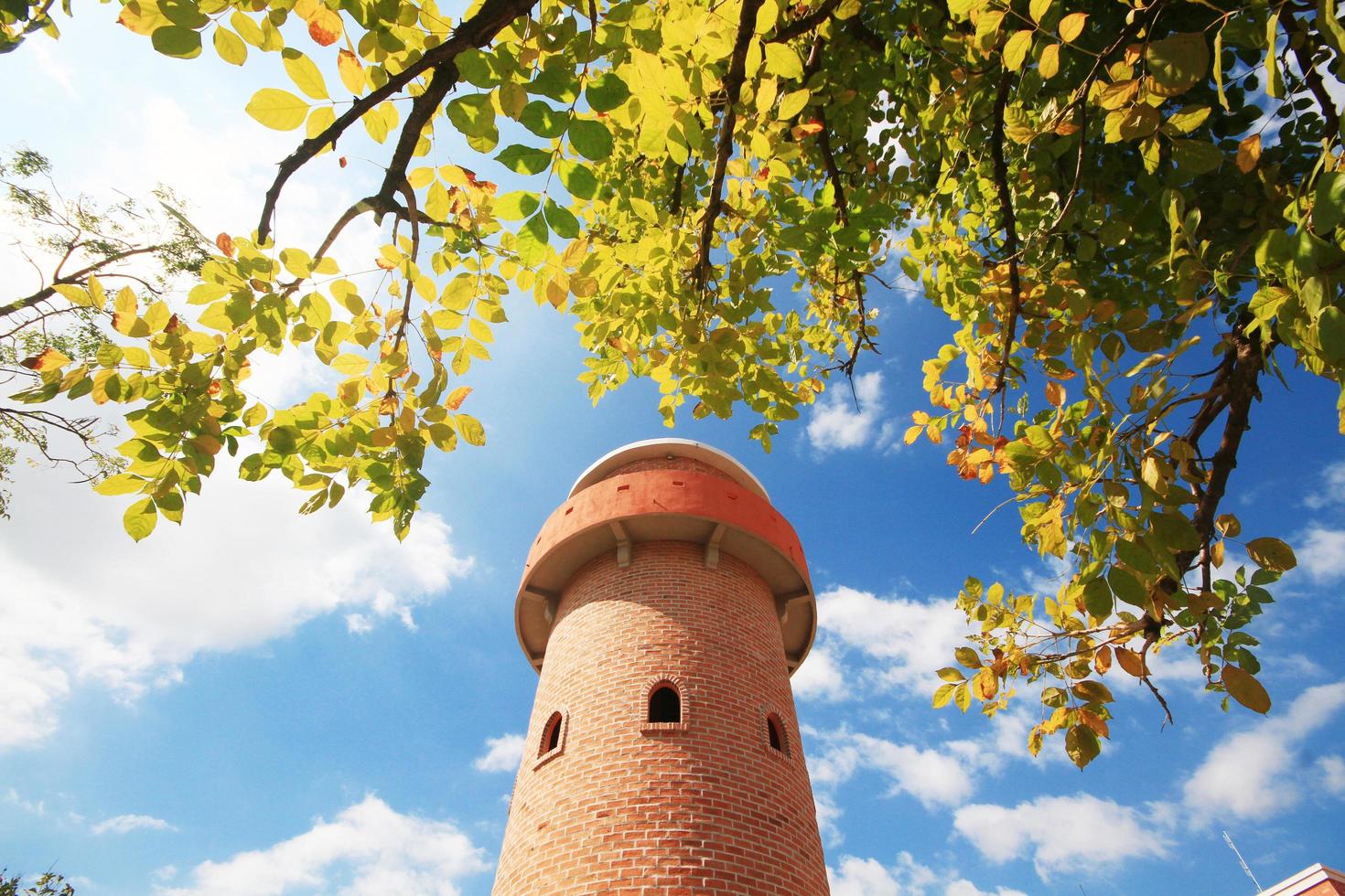 schön Backstein Stein Turm ist die Architektur römisch Stil Wahrzeichen im das Garten und Park beim Thailand. foto