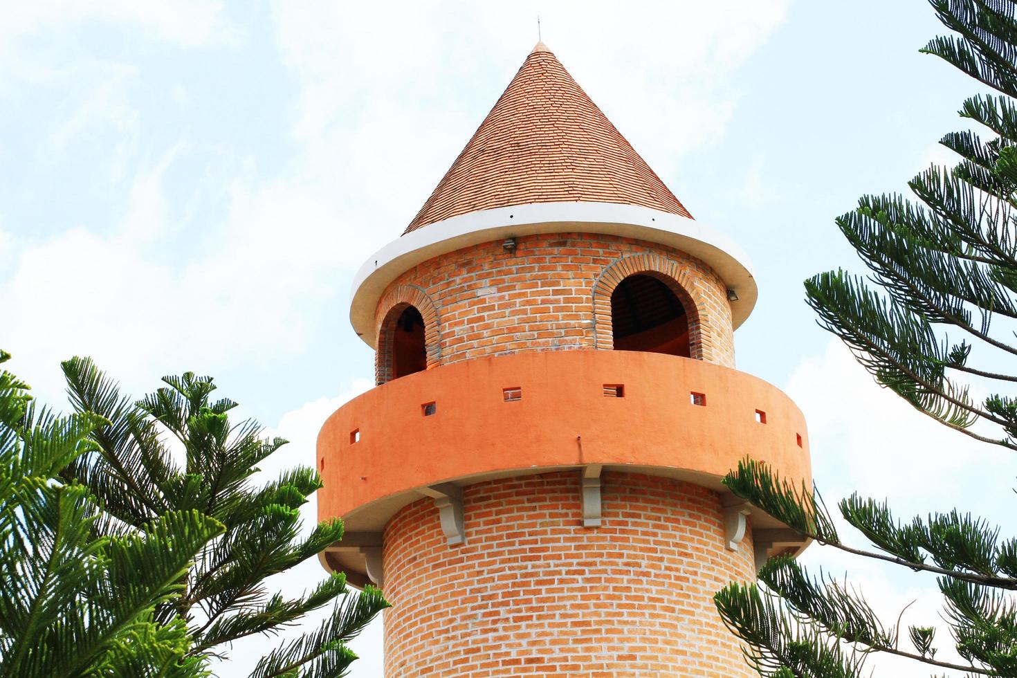 schön Backstein Stein Turm ist die Architektur römisch Stil Wahrzeichen im das Garten und Park beim Thailand. foto