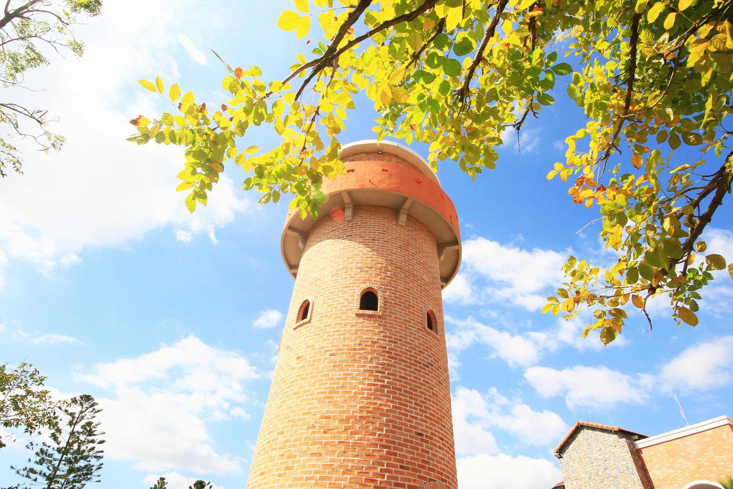 schön Backstein Stein Turm ist die Architektur römisch Stil Wahrzeichen im das Garten und Park beim Thailand. foto