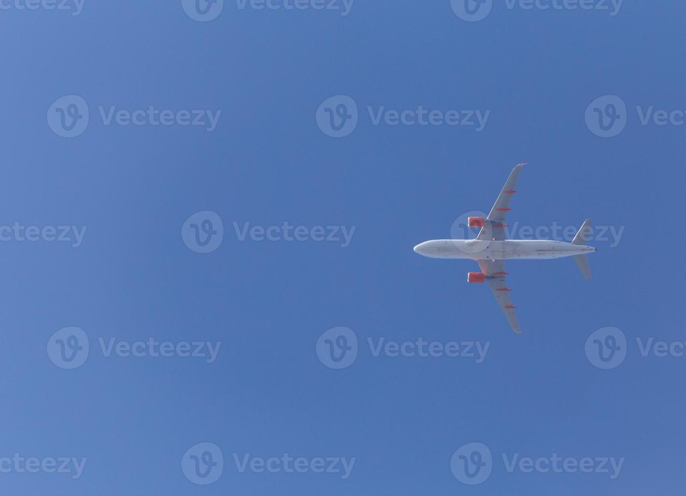 Flugzeug fliegend im ein Blau Himmel foto