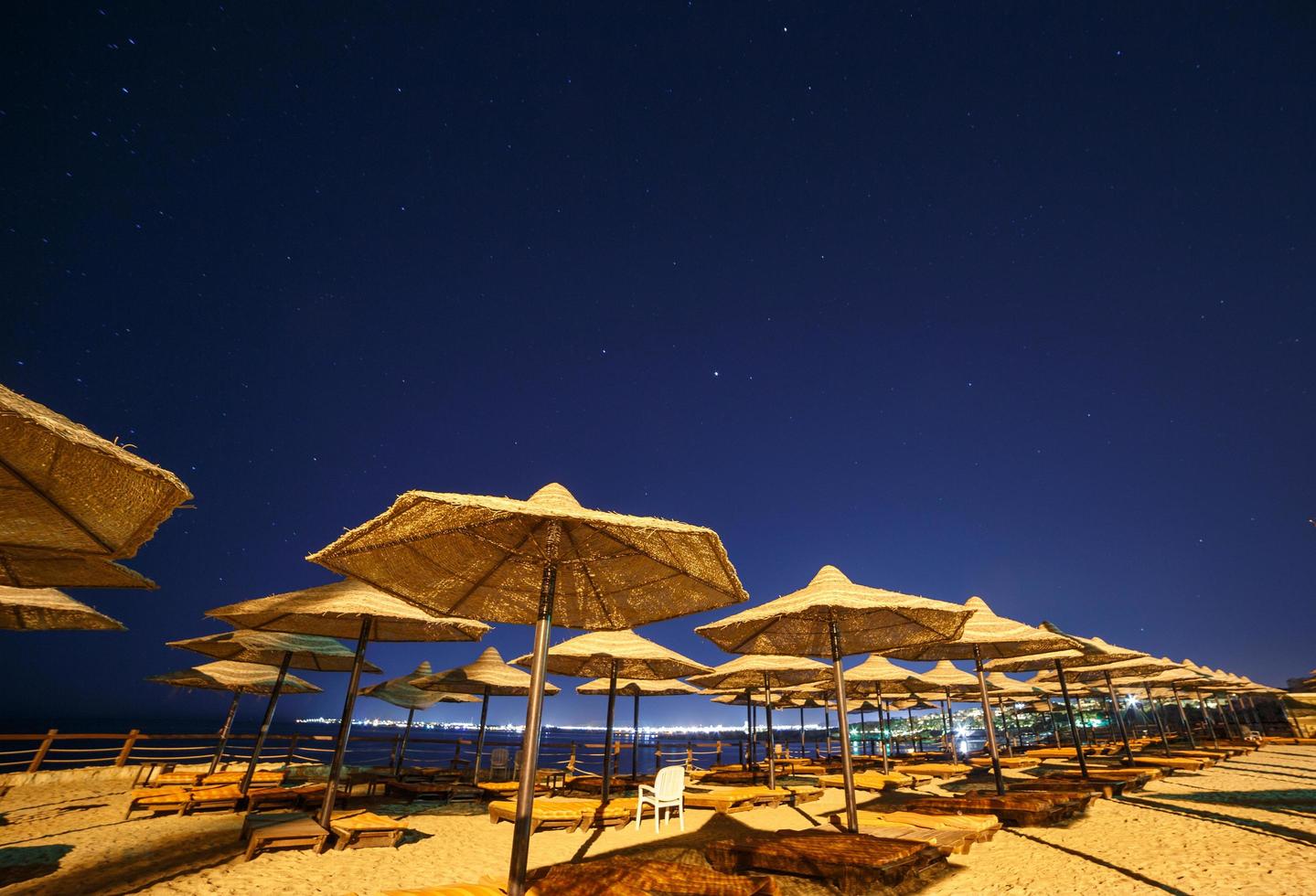 Sonnenschirm Strand Regenschirme gegen Nacht Himmel im Ägypten 22800618  Stock-Photo bei Vecteezy