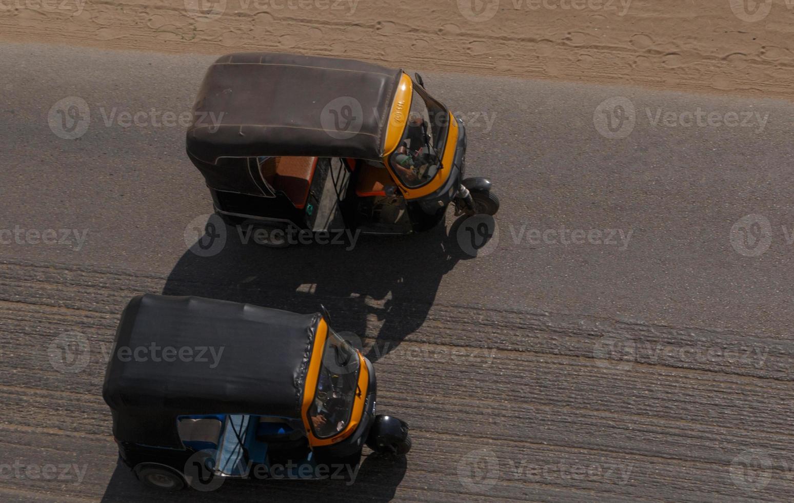 zwei Tuktuks auf Straße von Kairo, Ägypten foto