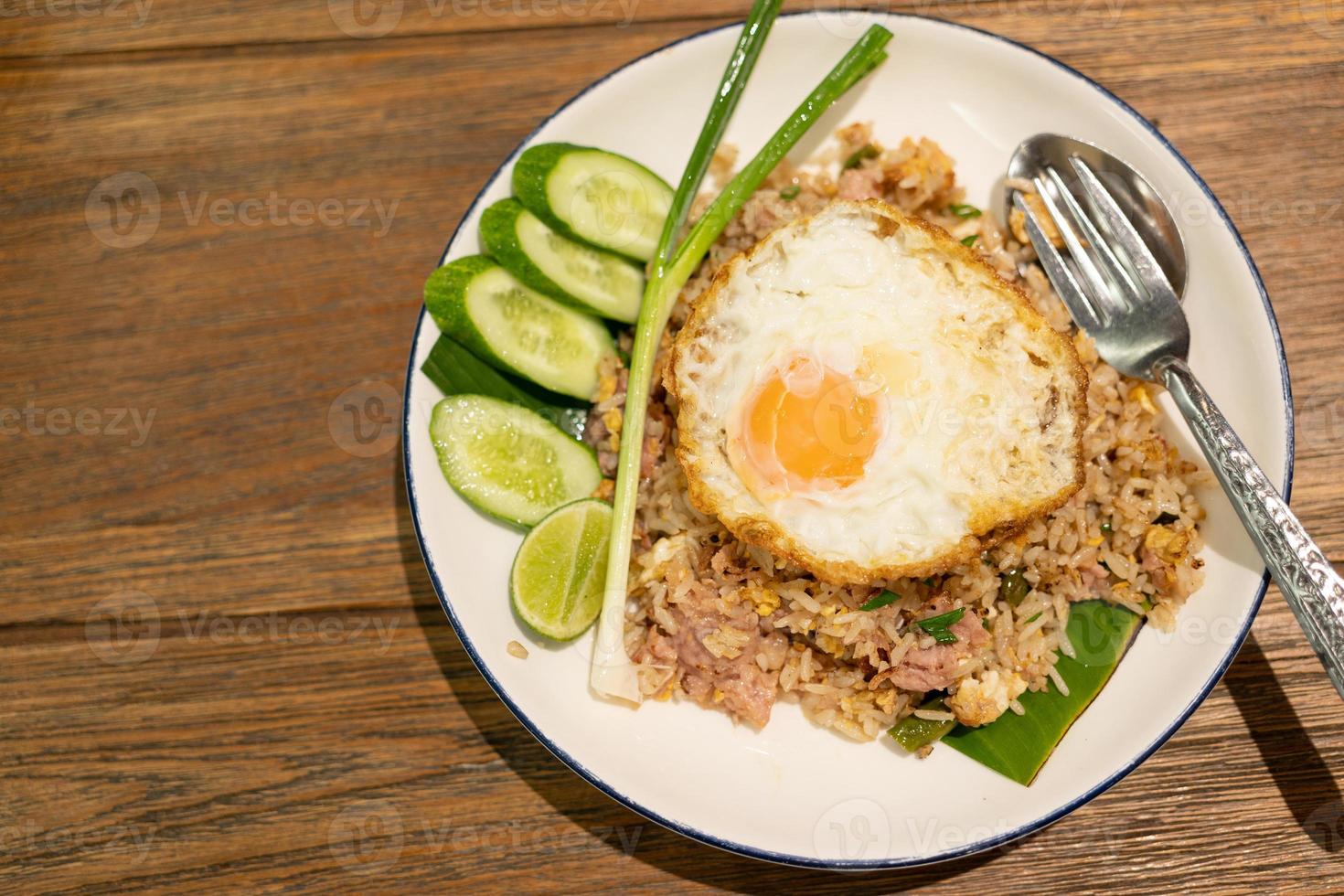 gebraten Reis mit fermentiert Schweinefleisch und gebraten Ei. foto
