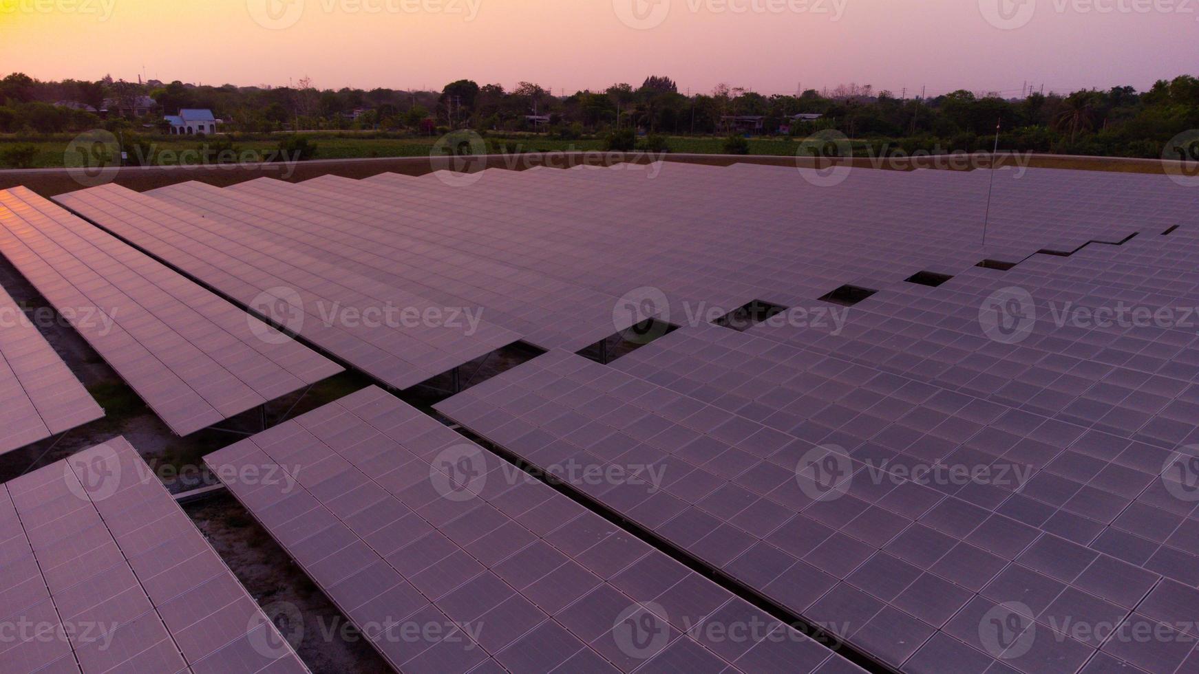 generieren sauber Energie mit Solar- Module im ein groß Park Feld im Asien von Antenne Aussicht durch Drohne während Sonnenuntergang. foto