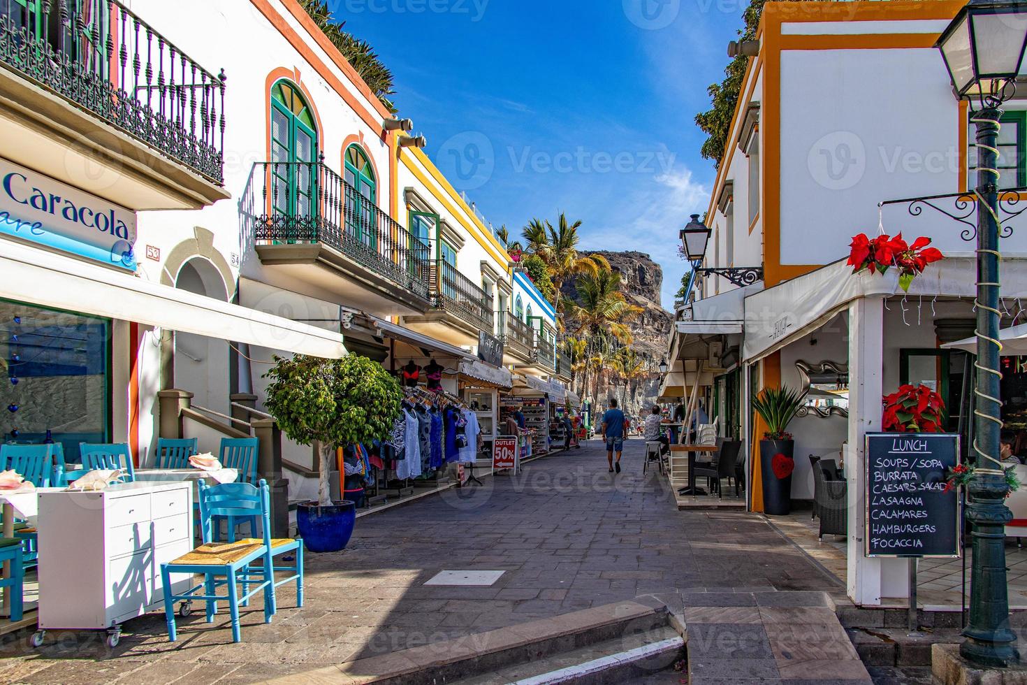 bunt Stadt von puerto de mogan auf das Spanisch Kanarienvogel Insel auf ein warm sonnig Tag foto