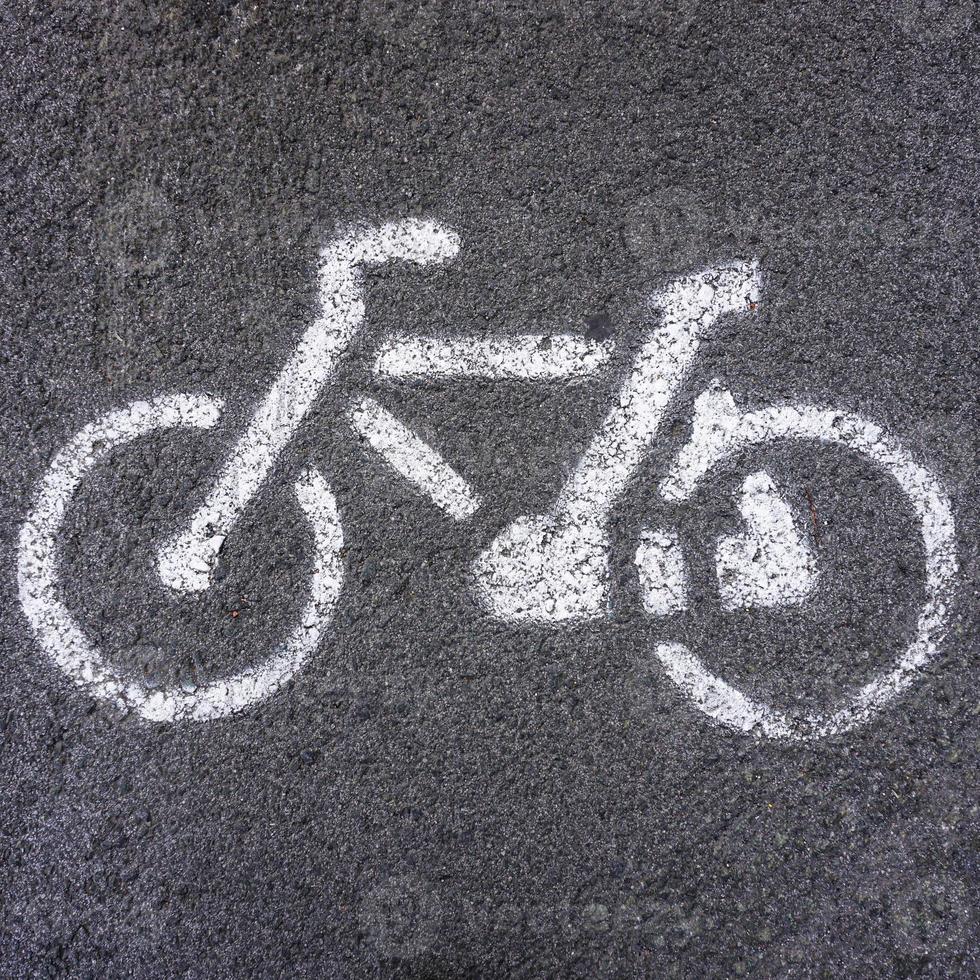 Fahrrad der Verkehr Zeichen im das Fahrrad Fahrbahn foto