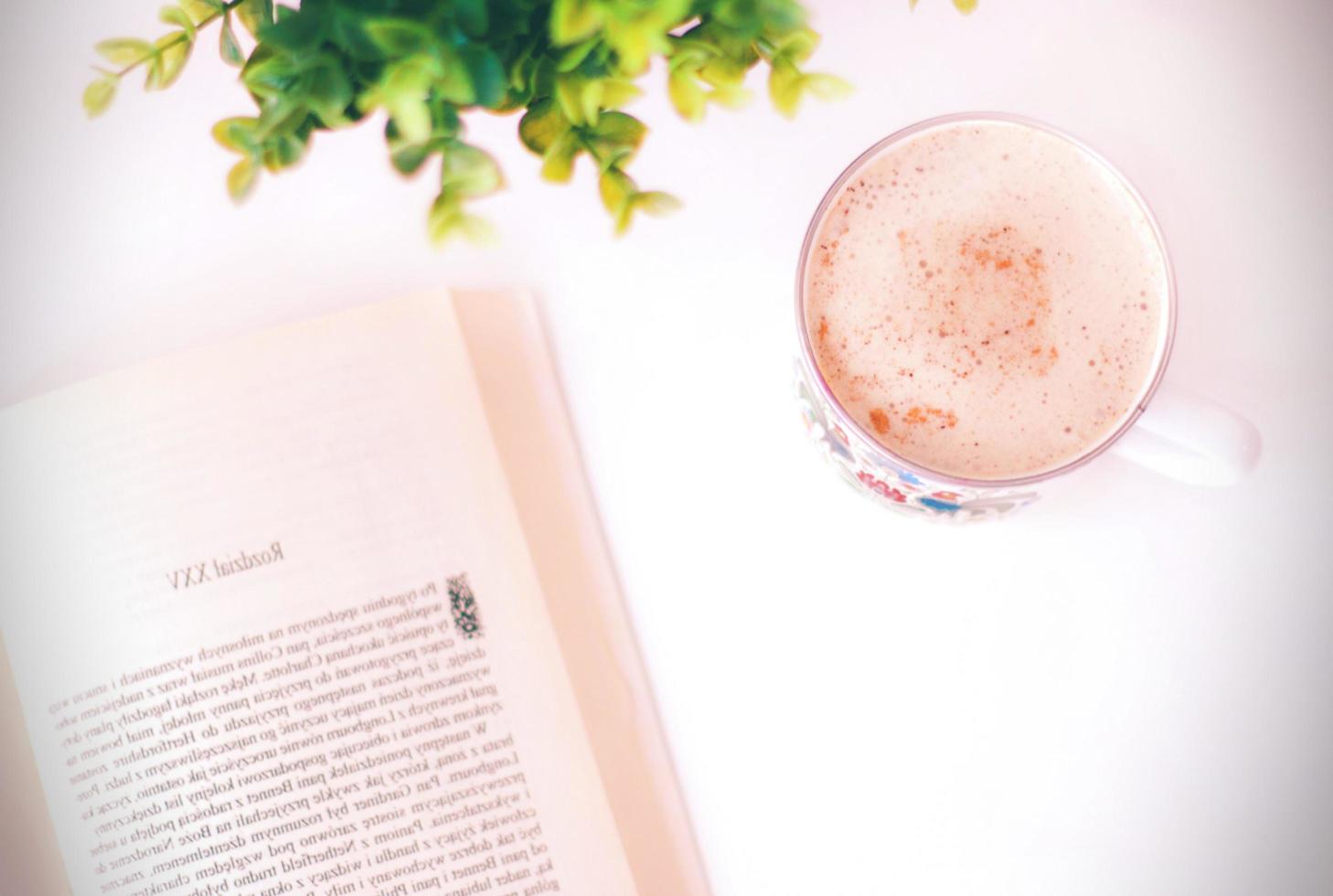 Buch und Tasse von Kaffee foto