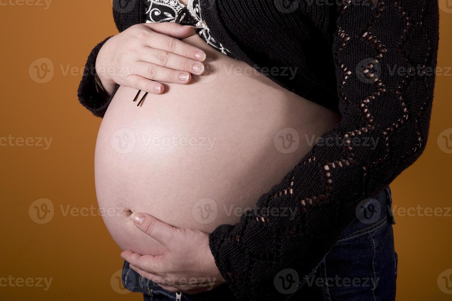 Bauch einer schwangeren Frau foto