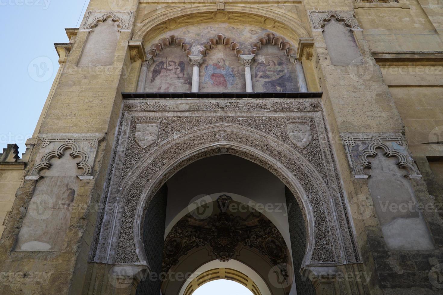Bögen von Mezquita - - Moschee - - Kathedrale von Cordoba im Spanien foto