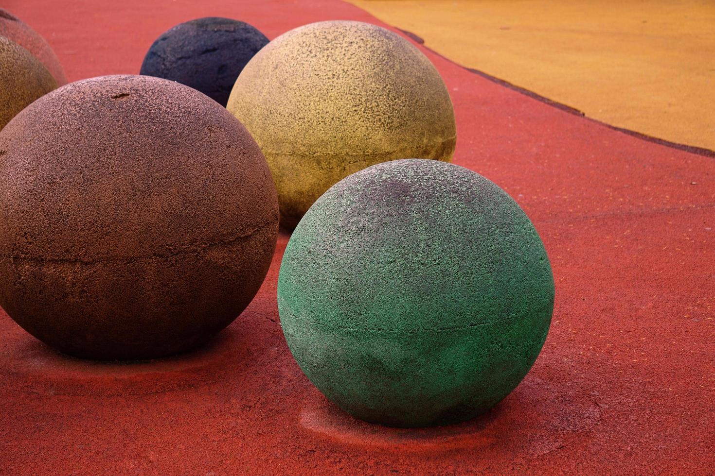 bunte Bälle auf dem Spielplatz foto