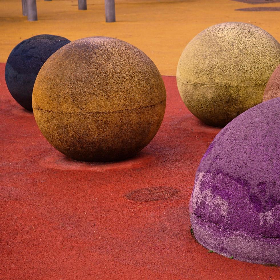 bunte Bälle auf dem Spielplatz foto