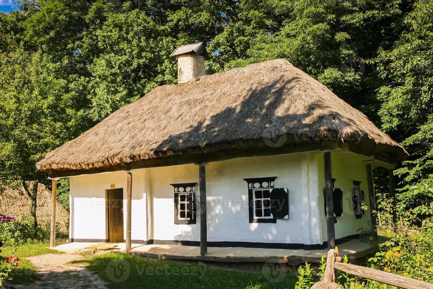 altes Landhaus in der Sommersaison foto