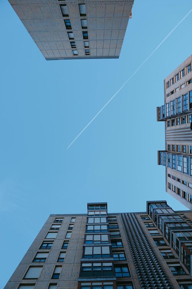 Flugzeug fliegt in den Himmel in Bilbao Stadt, Spanien foto