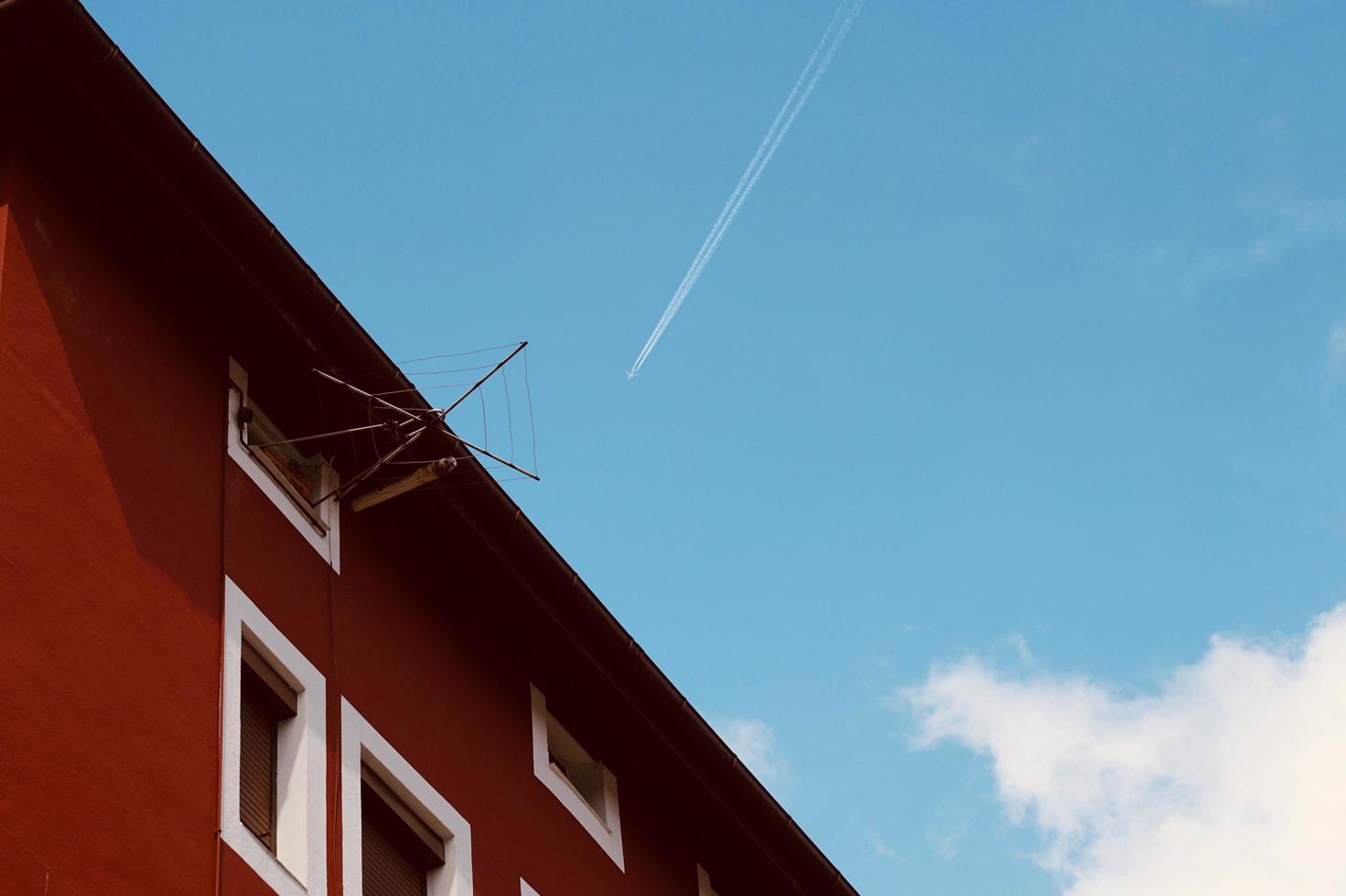 Flugzeug fliegt in den Himmel in Bilbao Stadt, Spanien foto