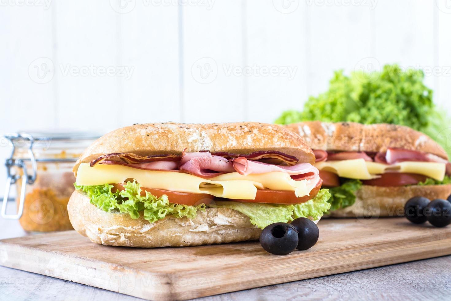 Sandwich auf ein hölzern Tafel foto