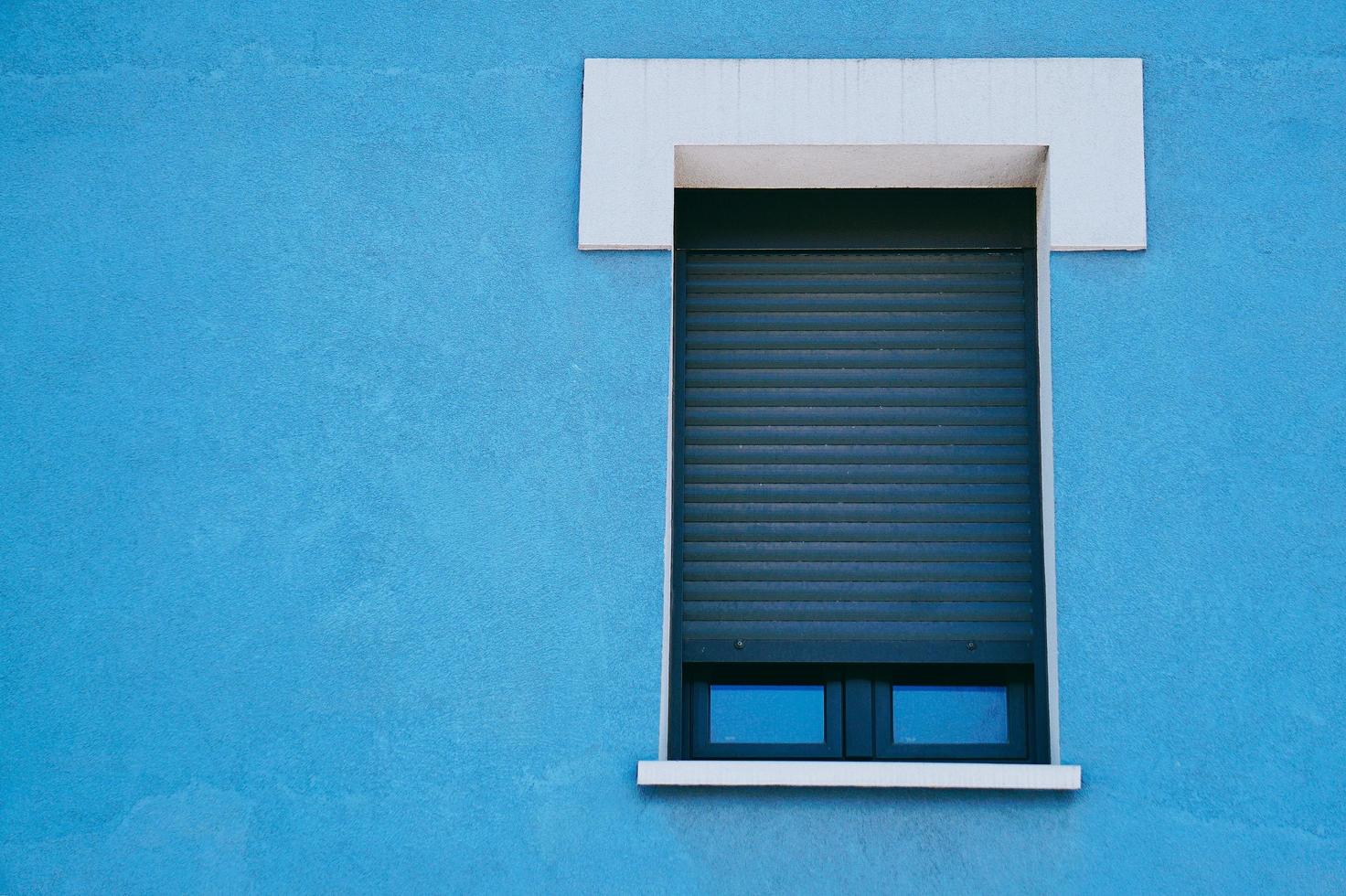 Fenster an der blauen Fassade des Hauses, Architektur in Bilbao City, Spanien foto