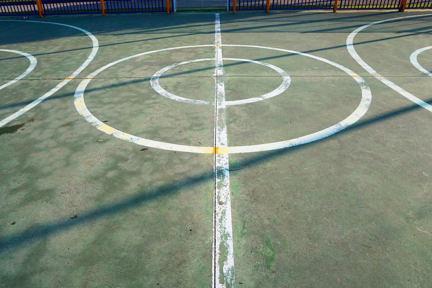 Straßenbasketballplatz auf der Straße foto