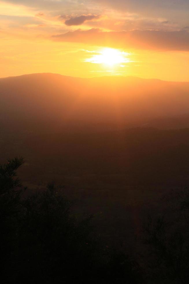 schön Landschaft Schichten von Berg und neblig auf Hügel Senke im golden Dämmerung von Sonnenuntergang beim Thailand foto