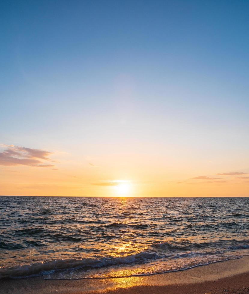 Panorama Standpunkt Landschaft Reise Sommer- Meer Wind Welle cool auf Urlaub Ruhe Küsten groß Sonne einstellen Himmel Licht Orange golden Natur tropisch schön Abend Stundentag beim Knall san Strand Chonburi Thailand. foto