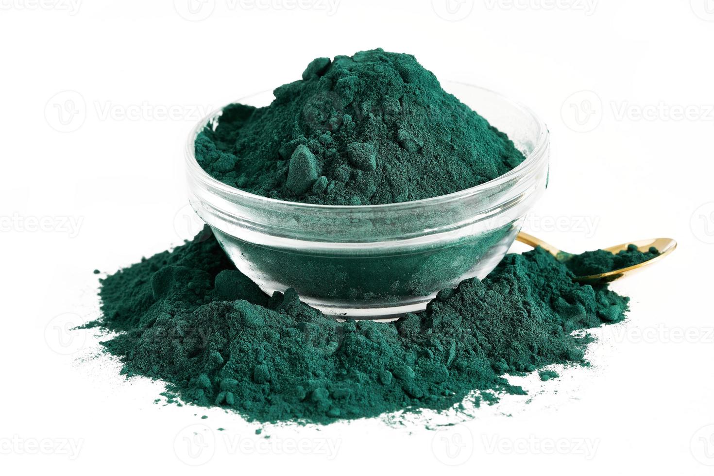 Spirulina Pulver im Glas Schüssel isoliert auf Weiß Hintergrund. Spirulina Seetang Pulver isoliert auf Weiß Hintergrund. Spirulina Seetang Pulver isoliert auf Weiß Hintergrund foto