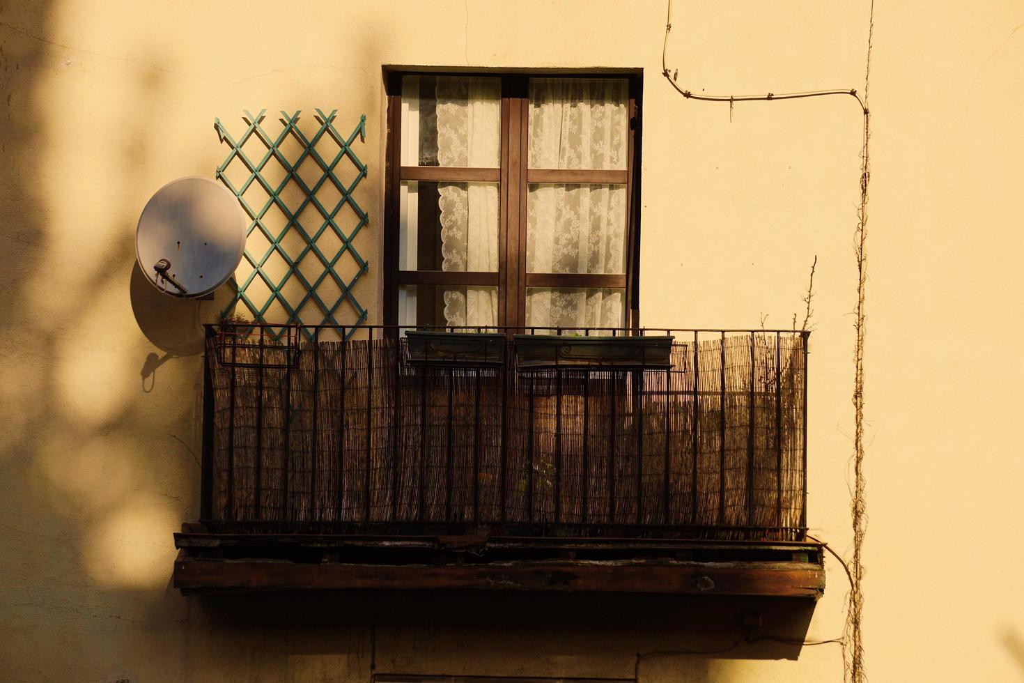 Fenster an der gelben Fassade des Hauses, Architektur in Bilbao City, Spanien foto