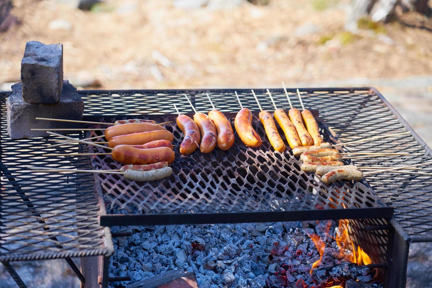 Grillwürste im Freien auf Vintage-Grill. foto