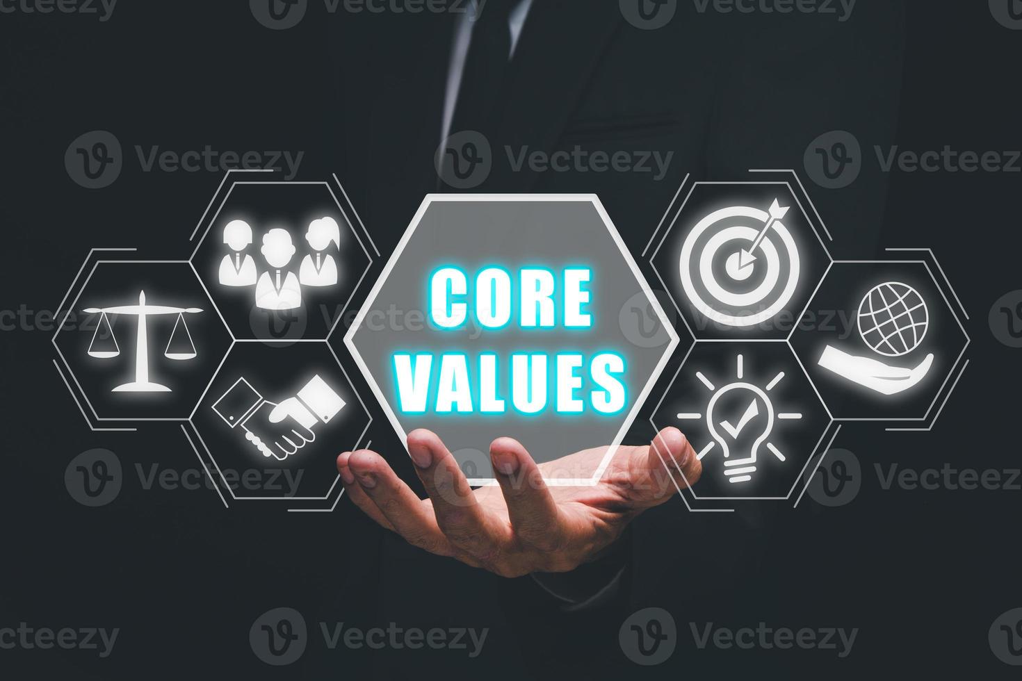 Ader Werte, korporativ Werte Konzept, Geschäftsmann Hand halten Ader Werte Symbol auf virtuell Bildschirm. foto
