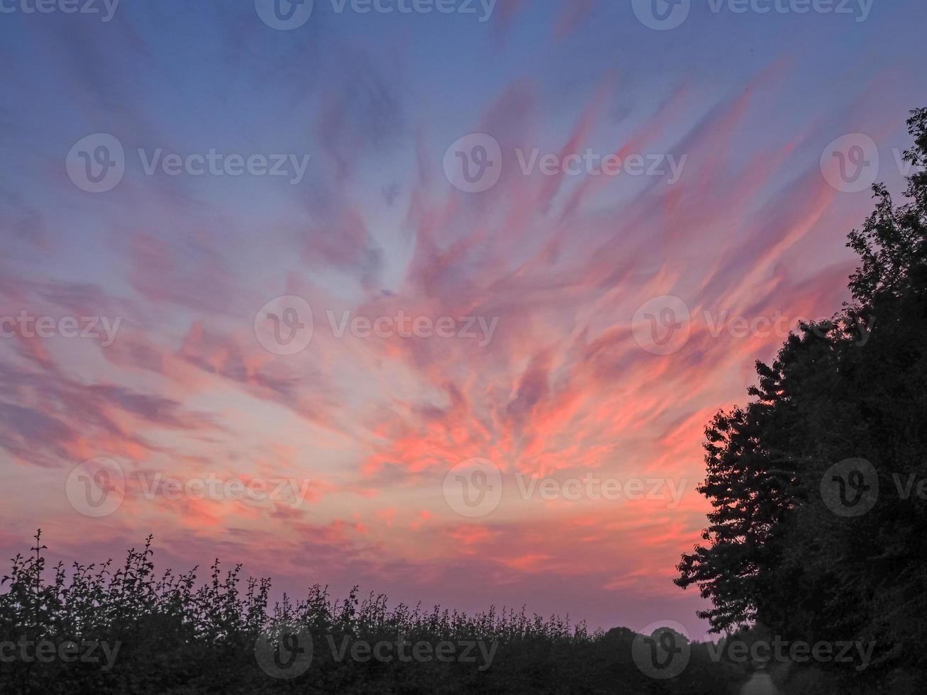 schöne rosa und lila Wolken am Himmel bei Sonnenuntergang foto