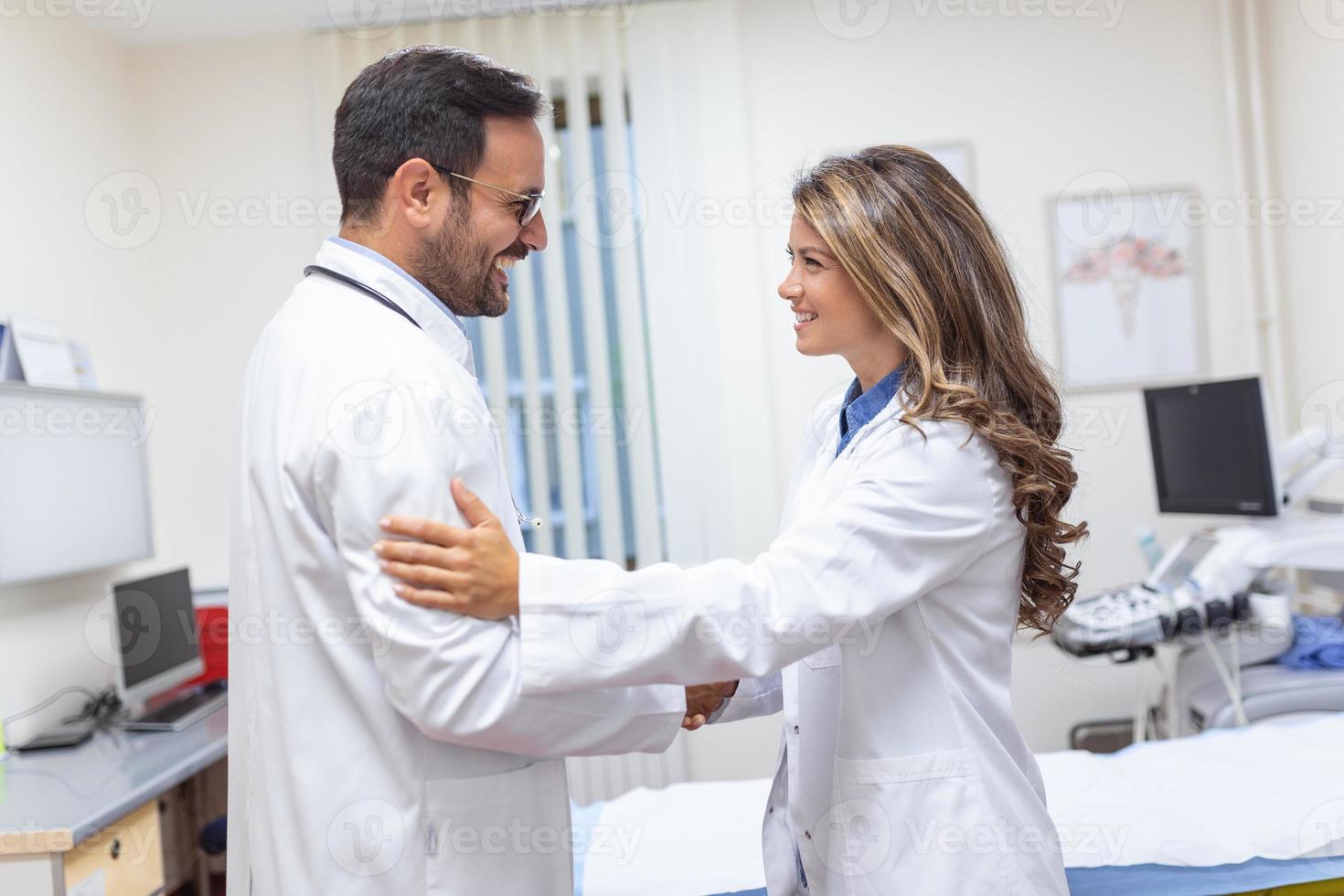 zwei Fachmann zuversichtlich Arzt zittern Hände während Stehen beim das Klinik .Zusammenarbeit von kaukasisch medizinisch Treffen und Gruß durch Handschlag beim Krankenhaus .medizinisch Team, Gesundheit Pflege Konzept. foto