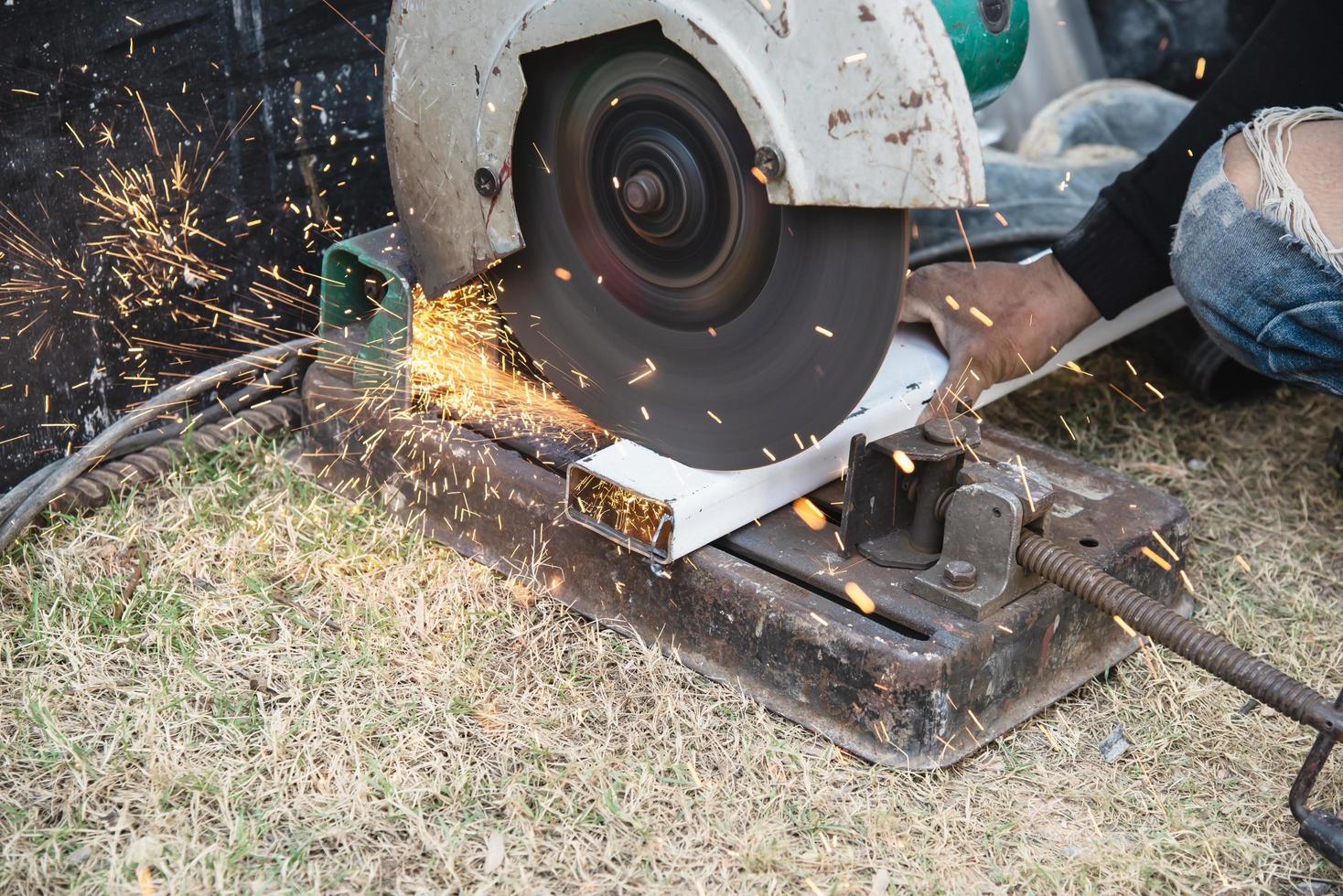 mann, der metallarbeiten mit handschneidewerkzeugmaschine durchführt foto