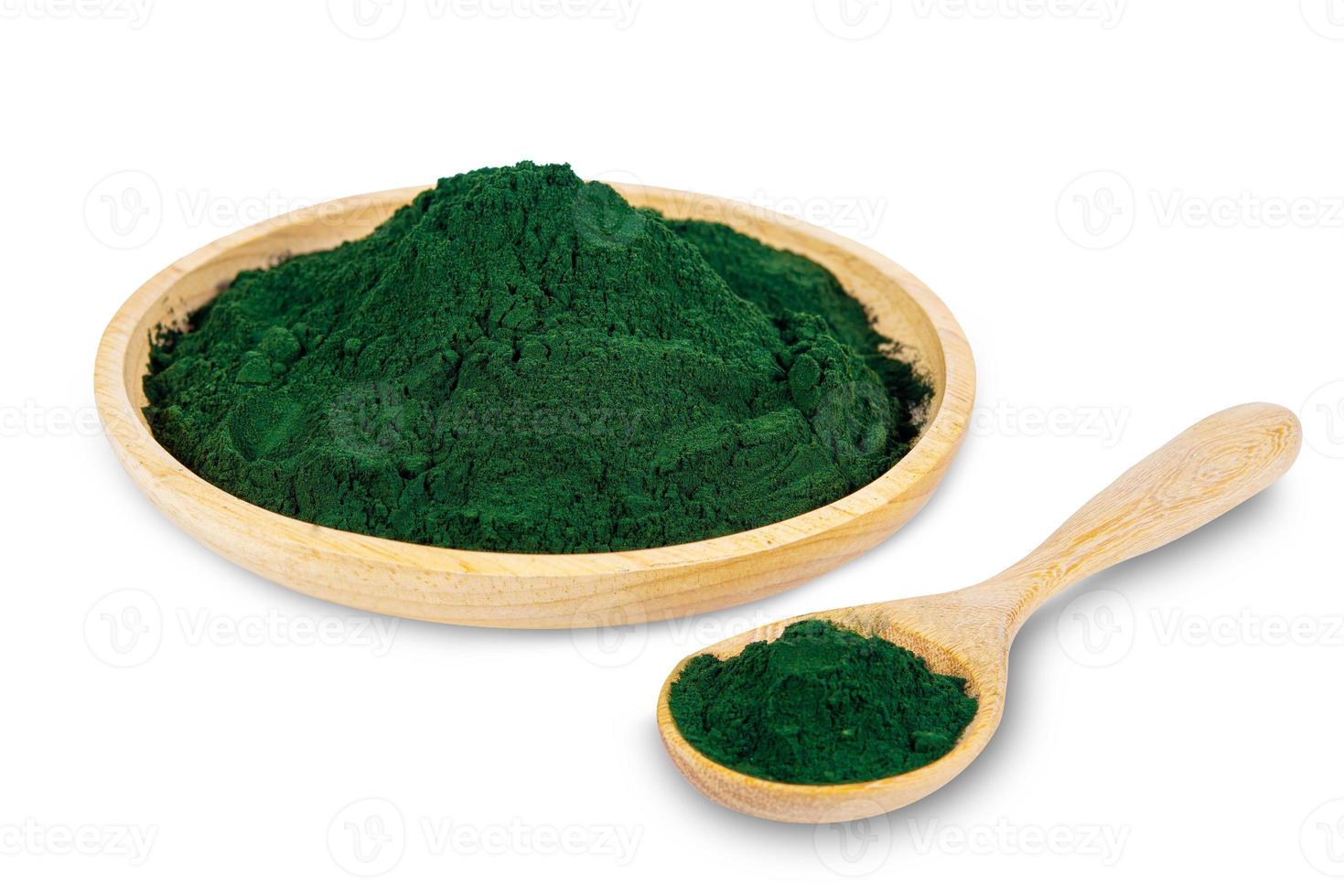 Spirulina Pulver im hölzern Gericht isoliert auf Weiß Hintergrund. Seetang Pulver im Gericht Schüssel isoliert auf Weiß Hintergrund. Seetang Pulver im hölzern Gericht isoliert auf Weiß Hintergrund mit Ausschnitt Pfad foto