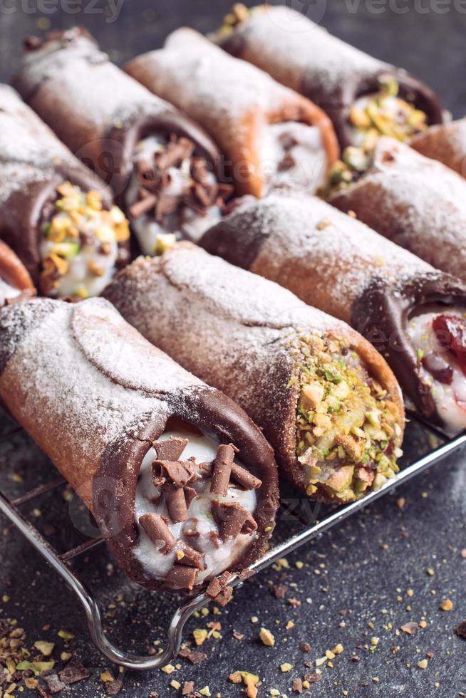 schön sortiert Süss Cannolis foto