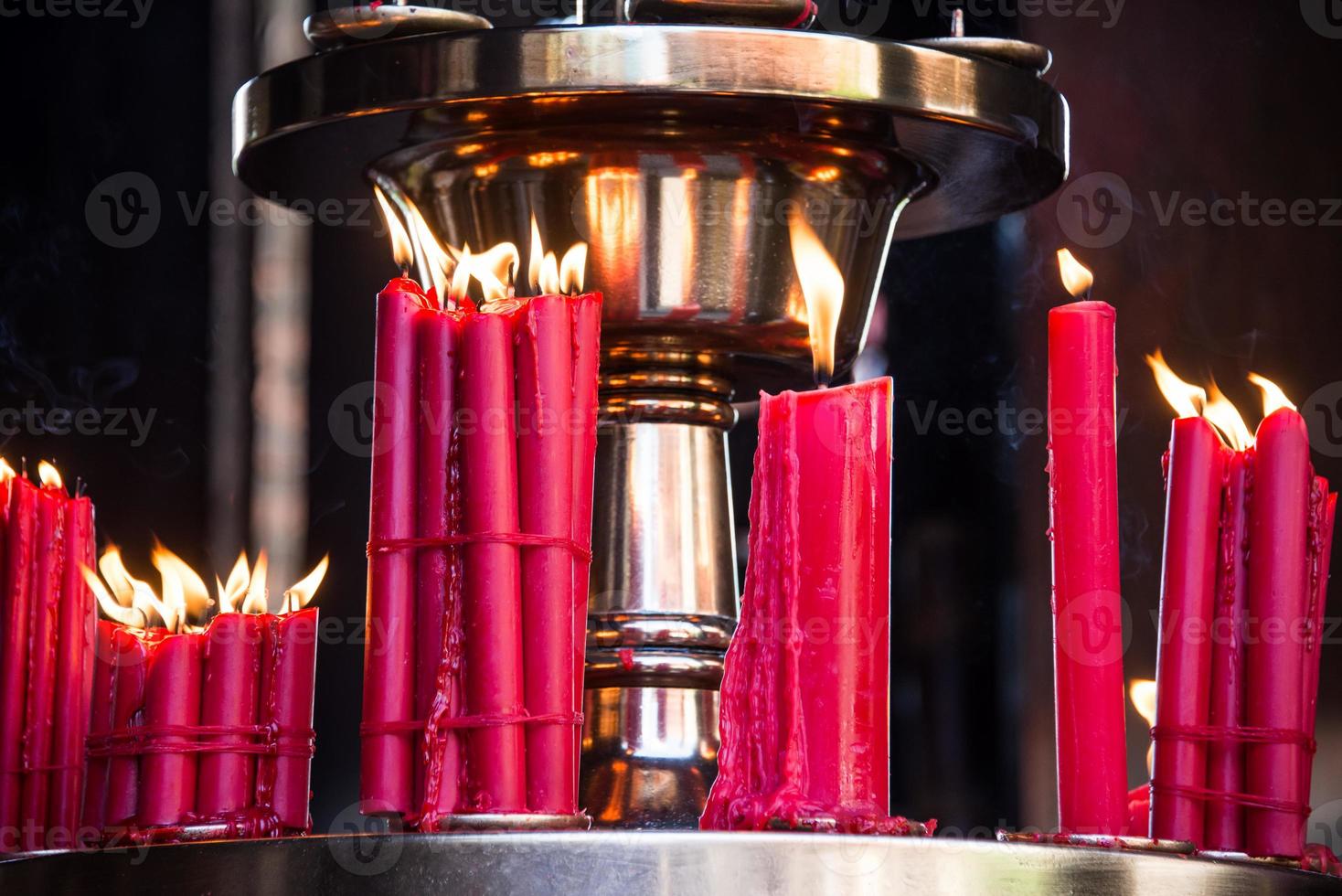 rot Kerzen im Tempel foto