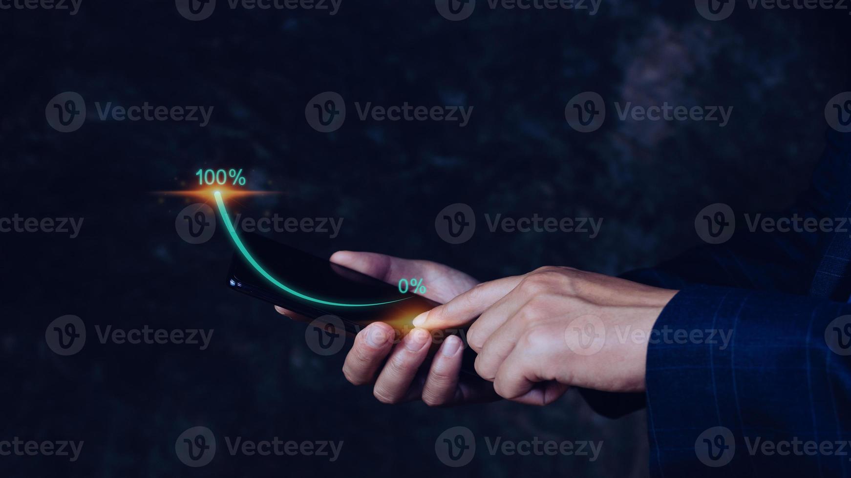 halten zeigen berühren Smartphone mit wachsend virtuell Hologramm Aktie, investieren im Handel. Planung und Strategiezu Das hat gewachsen exponentiell schnell von 0 Prozent zu 100 Prozent Verkauf. foto