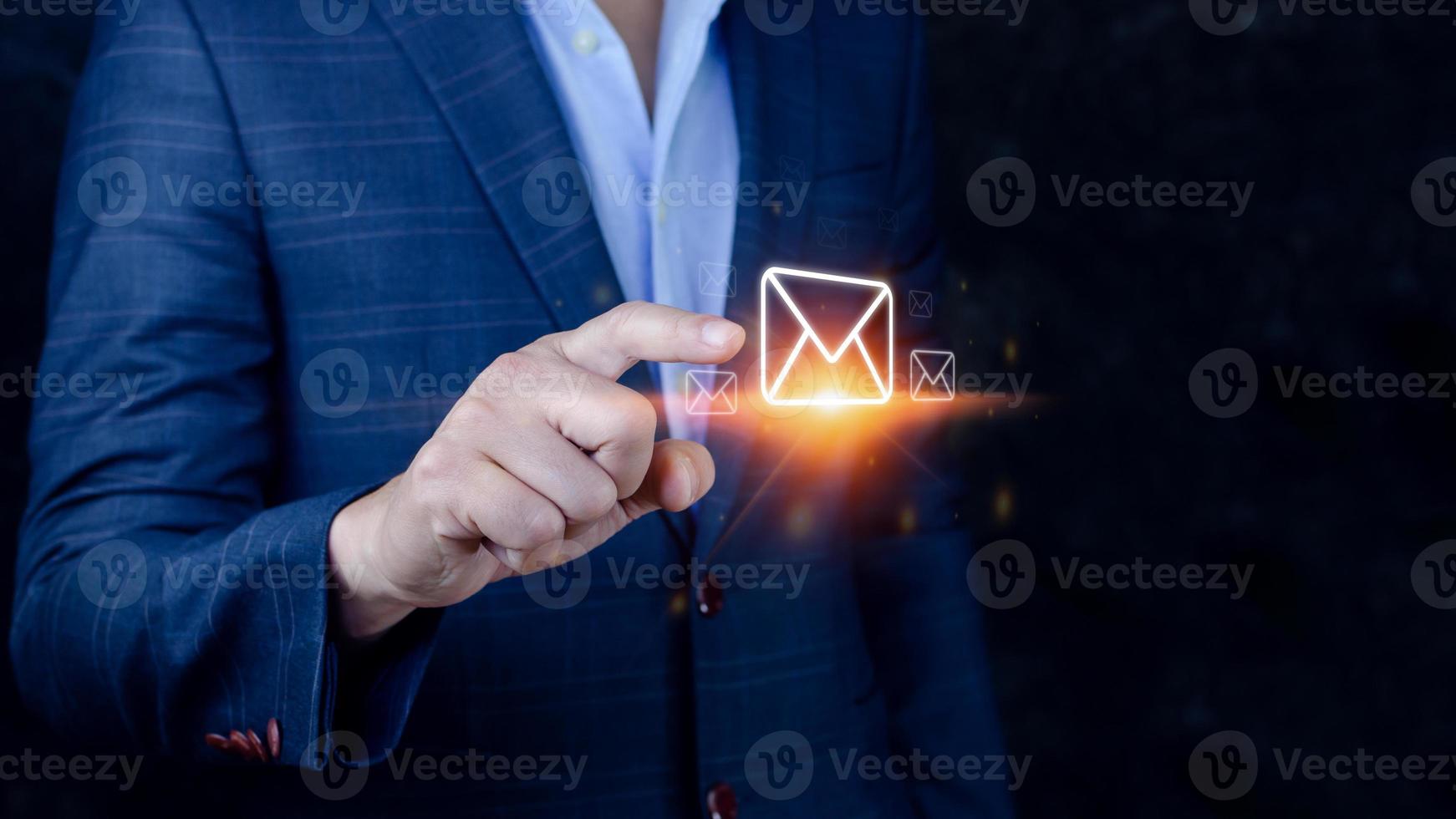 Geschäftsmann, der E-Mails online mit virtueller Schnittstellentechnologie überprüft. Direktmarketing, Online-Nachricht, E-Mail, E-Mail, Kommunikationskonzept. foto