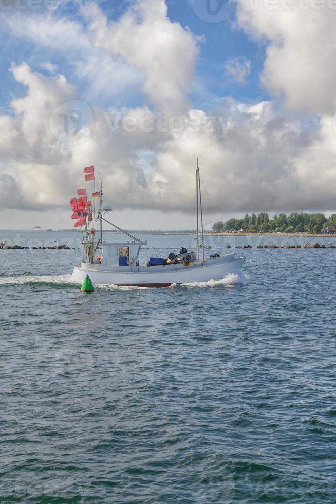 Angeln Boot Kommen Zuhause zu Fehmarn, Ostsee meer, deutschland foto