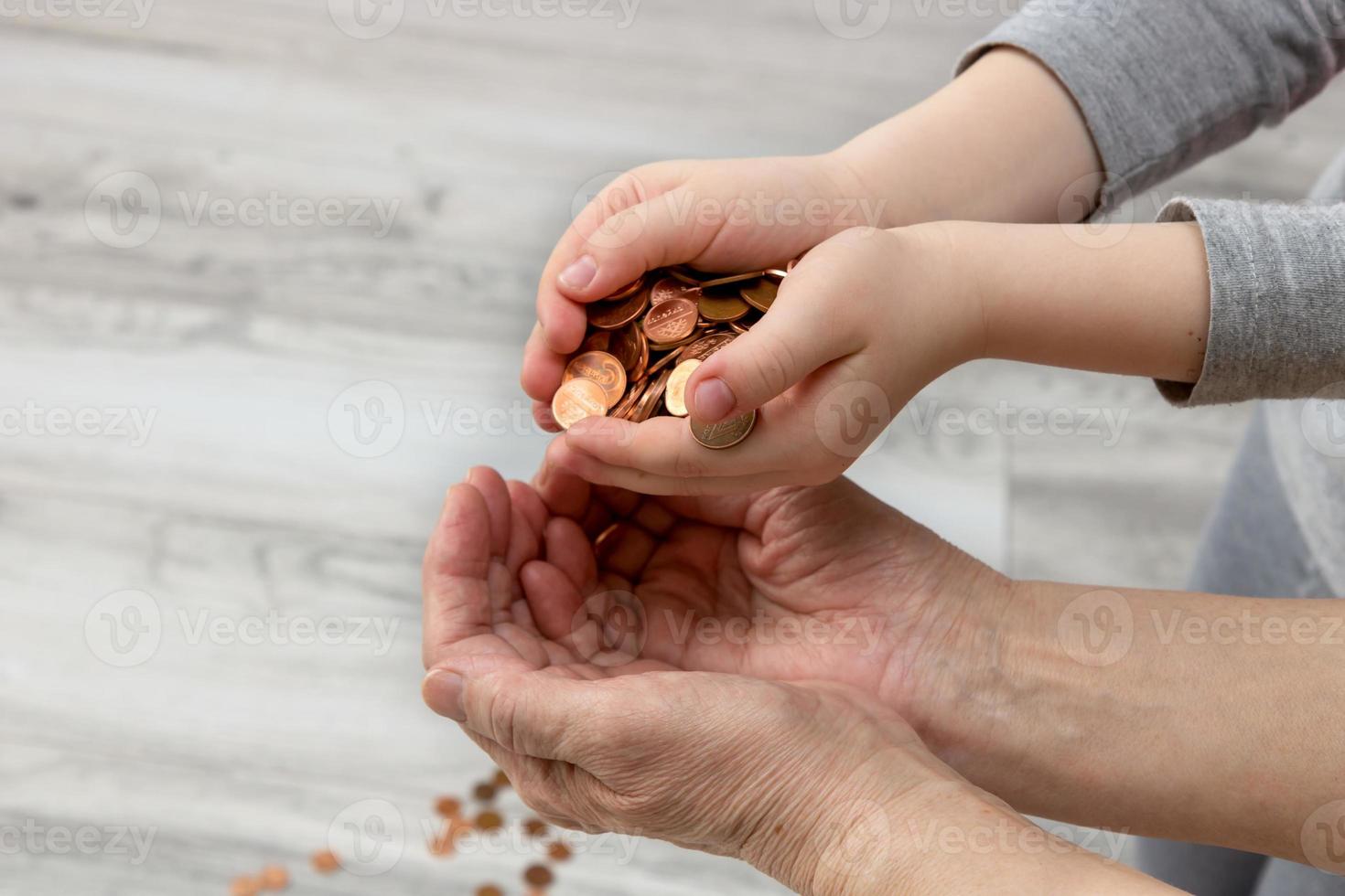 Sozial Garantien, klein Geld Gießen von Kinder- Hände in das Hände von ein Alten Person, foto