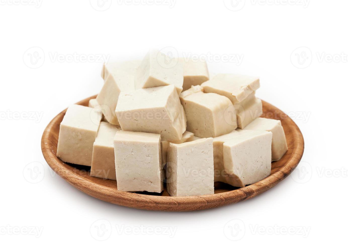 Stapel von Weiß Würfel Tofu im Holz Teller isoliert auf Weiß Hintergrund. frisch Weiß Würfel Tofu isoliert auf Hintergrund. Haufen von Weiß Würfel Tofu isoliert auf Hintergrund foto