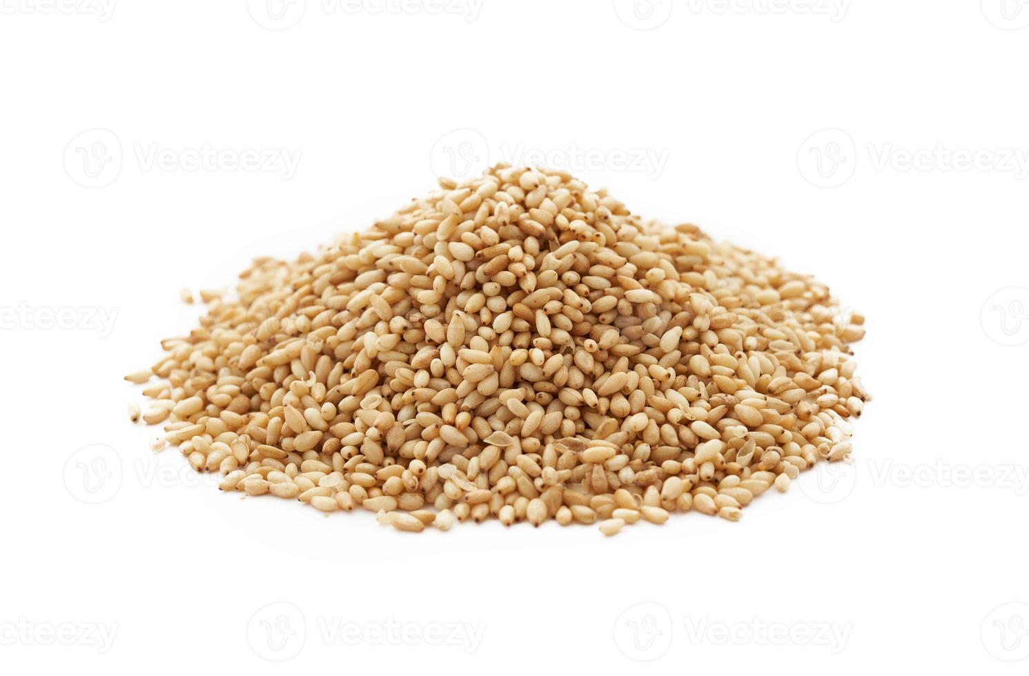 geröstet Sesam Samen isoliert auf Weiß Hintergrund. ein Stapel von Toast Sesam Samen isoliert auf Weiß Hintergrund. geröstet Sesam foto