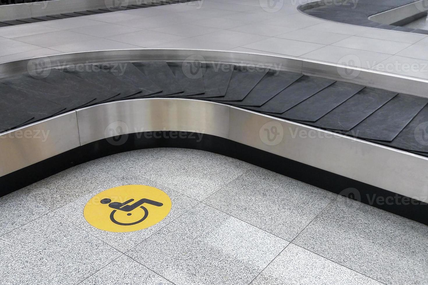 deaktiviert Reisende Symbol beim Gepäck Anspruch Bereich im leeren Flughafen foto