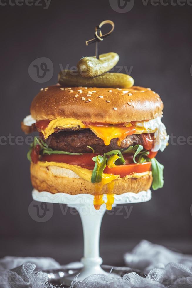 Cheeseburger mit Eier foto