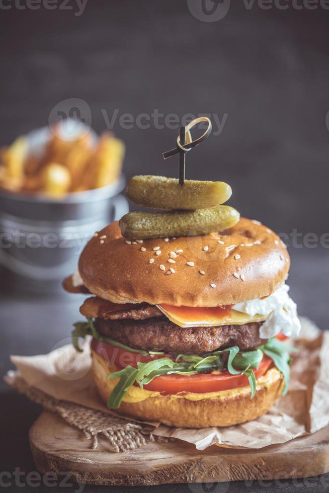 serviert groß Cheeseburger foto