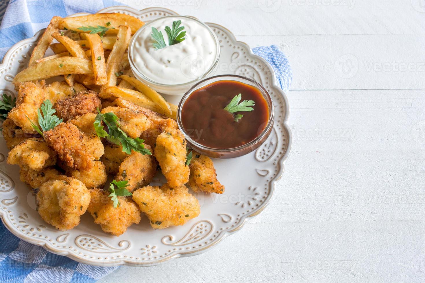 serviert Hähnchen Nuggets und Französisch Fritten foto