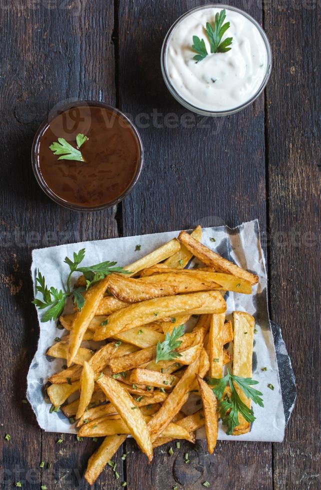 Französisch Fritten und Saucen foto