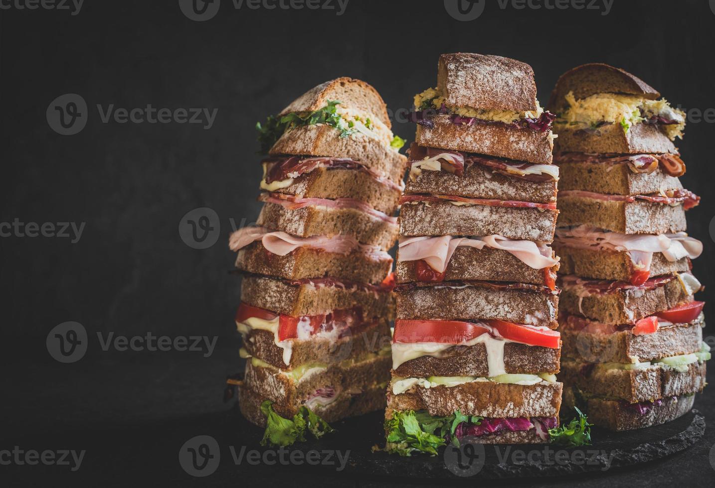 neun Schichten Sandwiches auf dunkel Hintergrund foto