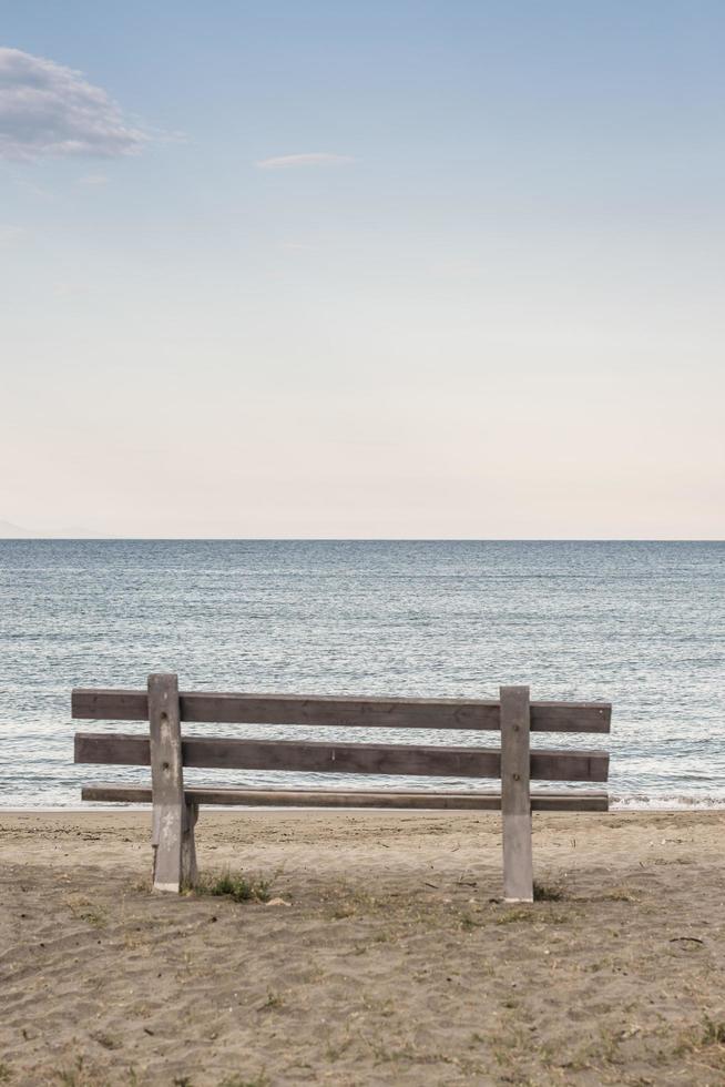 Bank am Strand am Meer foto