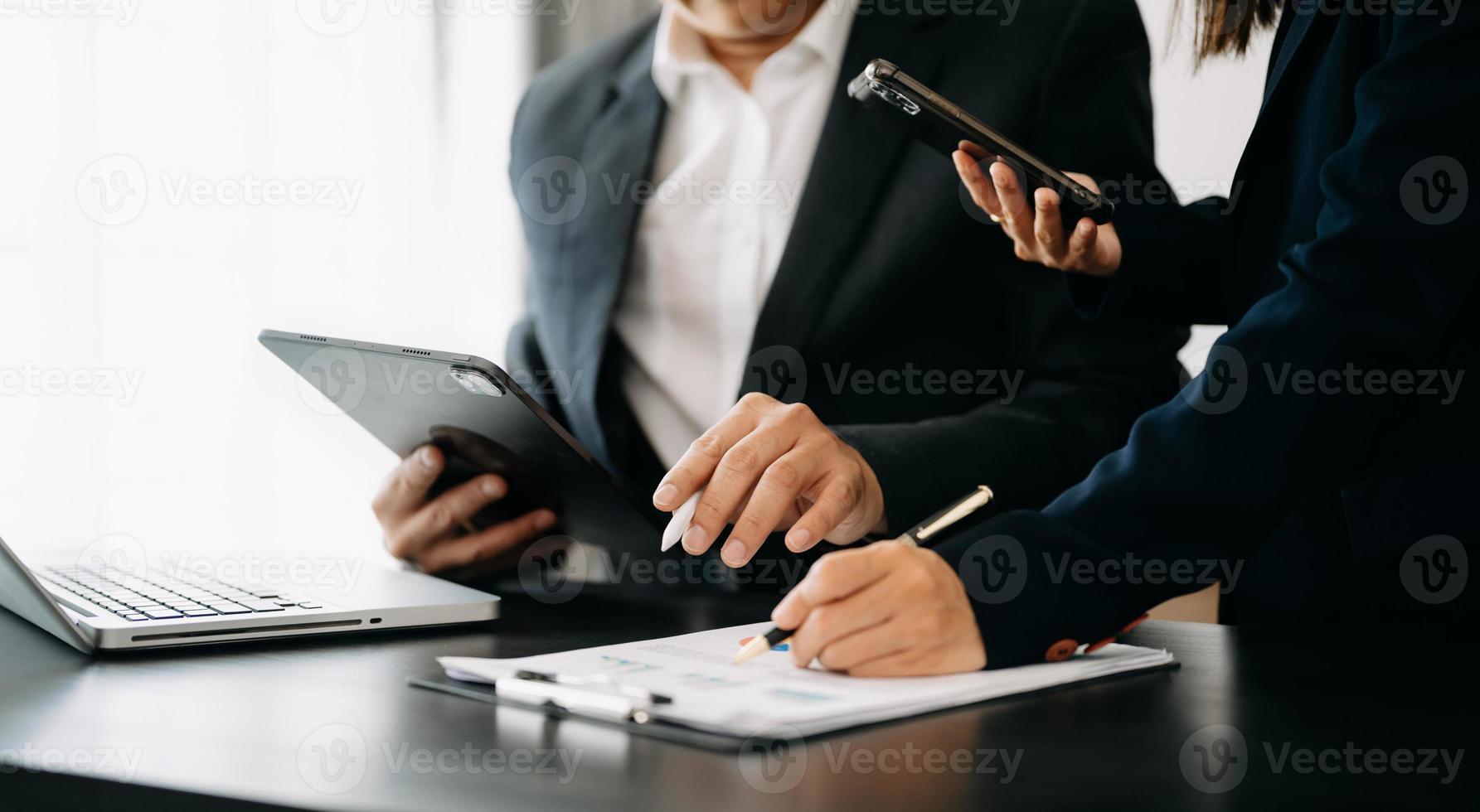 business team meeting present.professional investor arbeitet mit finanzmanagern aufgabe. mit digitalem Tablet, Smartphone und Laptop im Büro foto