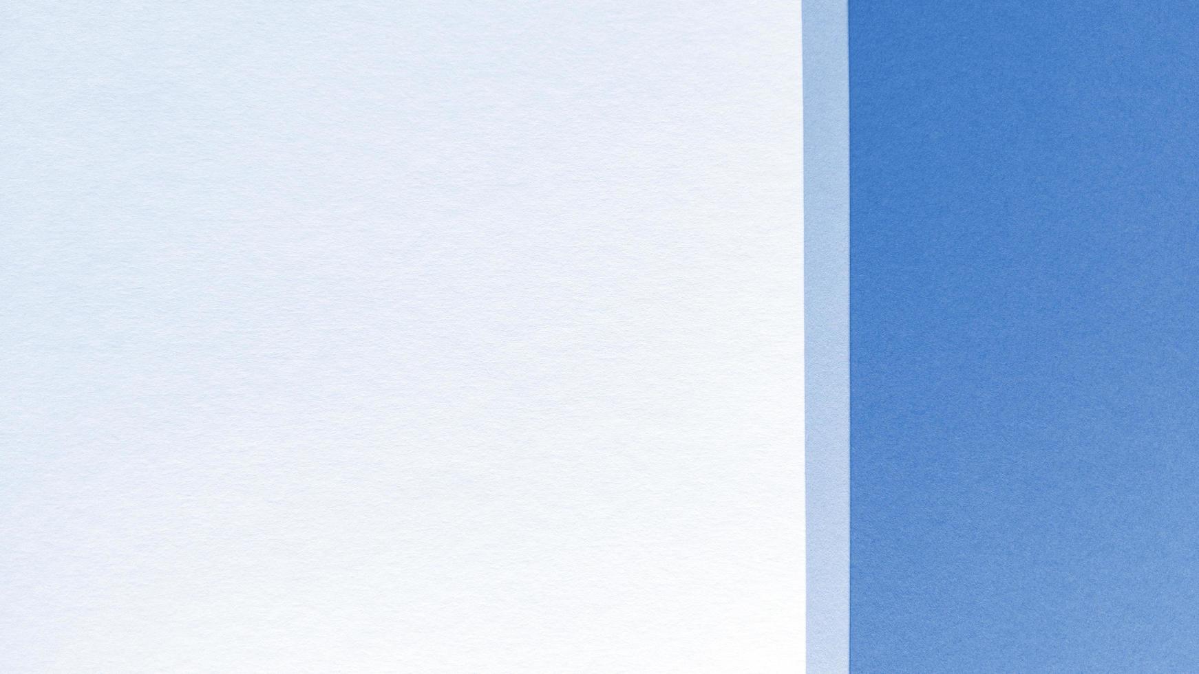 einfache flache Lage mit Pastellstruktur. blauer und weißer Papierhintergrund. Foto auf Lager.
